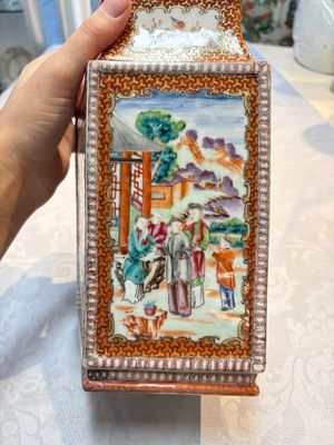 Two Chinese Canton famille rose 'Mandarin Subject' lozenge-shaped vases, Qianlong — foto 14