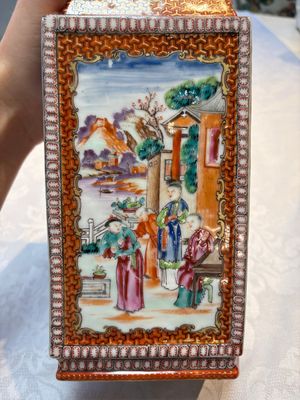 Two Chinese Canton famille rose 'Mandarin Subject' lozenge-shaped vases, Qianlong — foto 15