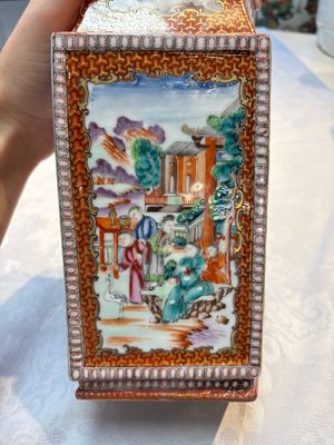 Two Chinese Canton famille rose 'Mandarin Subject' lozenge-shaped vases, Qianlong — foto 17