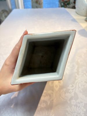 Two Chinese Canton famille rose 'Mandarin Subject' lozenge-shaped vases, Qianlong — foto 18