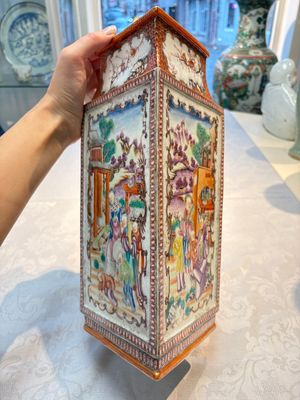 Two Chinese Canton famille rose 'Mandarin Subject' lozenge-shaped vases, Qianlong — foto 1