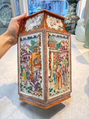 Two Chinese Canton famille rose 'Mandarin Subject' lozenge-shaped vases, Qianlong — foto 2