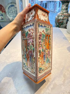 Two Chinese Canton famille rose 'Mandarin Subject' lozenge-shaped vases, Qianlong — foto 3