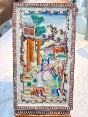 Two Chinese Canton famille rose 'Mandarin Subject' lozenge-shaped vases, Qianlong — foto 5
