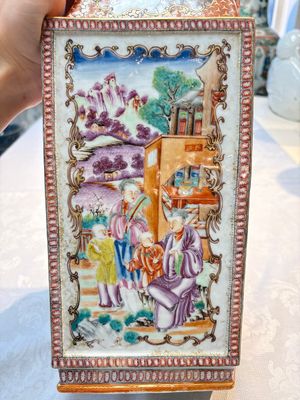 Two Chinese Canton famille rose 'Mandarin Subject' lozenge-shaped vases, Qianlong — foto 6
