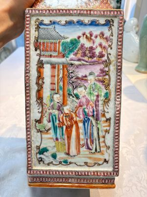 Two Chinese Canton famille rose 'Mandarin Subject' lozenge-shaped vases, Qianlong — foto 7