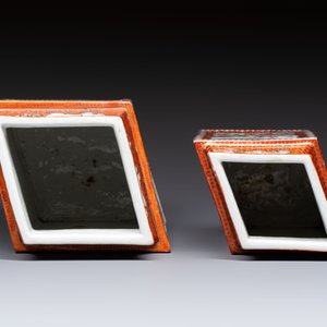 Two Chinese Canton famille rose 'Mandarin Subject' lozenge-shaped vases, Qianlong — foto 6