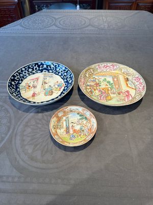 Two Chinese Canton famille rose 'mandarin subject' plates and a saucer, Qianlong — 照片 1