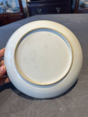 Two Chinese Canton famille rose 'mandarin subject' plates and a saucer, Qianlong — 照片 14
