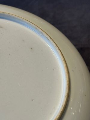 Two Chinese Canton famille rose 'mandarin subject' plates and a saucer, Qianlong — 照片 16