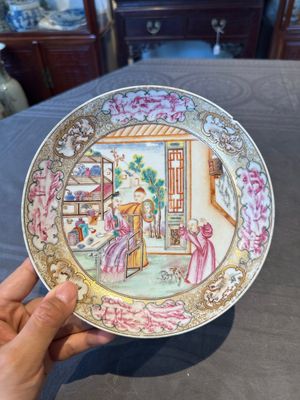 Two Chinese Canton famille rose 'mandarin subject' plates and a saucer, Qianlong — 照片 17
