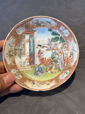 Two Chinese Canton famille rose 'mandarin subject' plates and a saucer, Qianlong — 照片 2