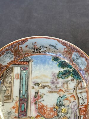 Two Chinese Canton famille rose 'mandarin subject' plates and a saucer, Qianlong — 照片 3