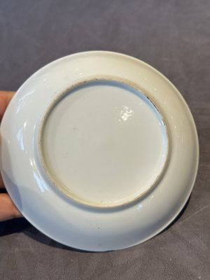 Two Chinese Canton famille rose 'mandarin subject' plates and a saucer, Qianlong — 照片 6