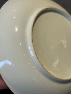 Two Chinese Canton famille rose 'mandarin subject' plates and a saucer, Qianlong — 照片 7
