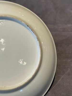 Two Chinese Canton famille rose 'mandarin subject' plates and a saucer, Qianlong — 照片 8