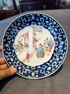 Two Chinese Canton famille rose 'mandarin subject' plates and a saucer, Qianlong — 照片 9