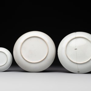Two Chinese Canton famille rose 'mandarin subject' plates and a saucer, Qianlong — 照片 2
