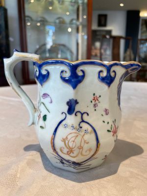 Two Chinese Canton famille rose plates and a ewer, 18/19th C. — photo 1