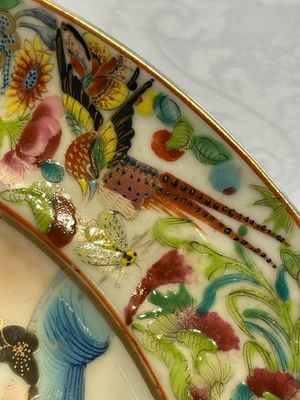 Two Chinese Canton famille rose plates and a ewer, 18/19th C. — photo 12