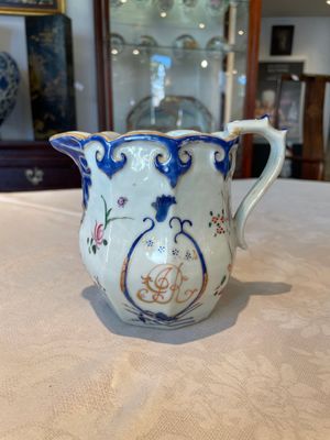 Two Chinese Canton famille rose plates and a ewer, 18/19th C. — photo 3