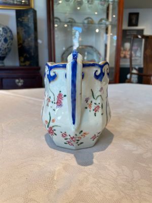 Two Chinese Canton famille rose plates and a ewer, 18/19th C. — photo 4