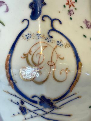 Two Chinese Canton famille rose plates and a ewer, 18/19th C. — photo 6