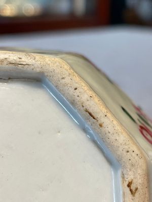 Two Chinese Canton famille rose plates and a ewer, 18/19th C. — photo 8