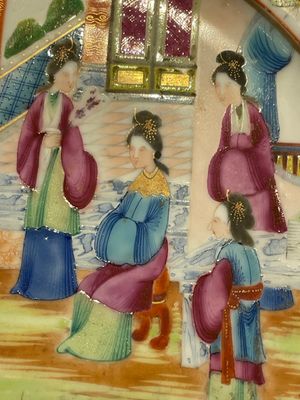 Two Chinese Canton famille rose plates and a ewer, 18/19th C. — photo 10