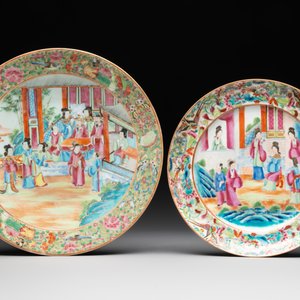 Two Chinese Canton famille rose plates and a ewer, 18/19th C. — photo 2