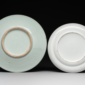Two Chinese Canton famille rose plates and a ewer, 18/19th C. — photo 3