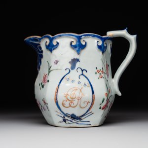 Two Chinese Canton famille rose plates and a ewer, 18/19th C. — photo 4