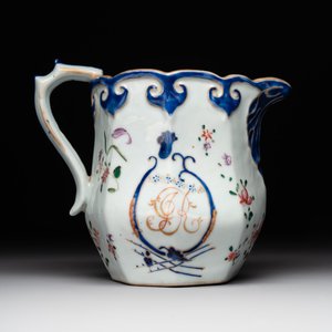 Two Chinese Canton famille rose plates and a ewer, 18/19th C. — photo 5