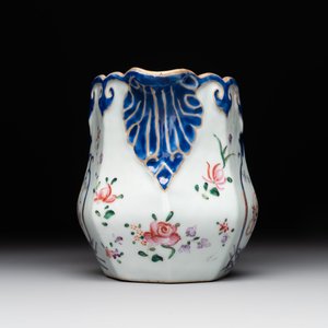 Two Chinese Canton famille rose plates and a ewer, 18/19th C. — photo 6