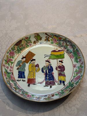 Two Chinese Canton famille rose plates with figural design, 19th C. — 照片 1