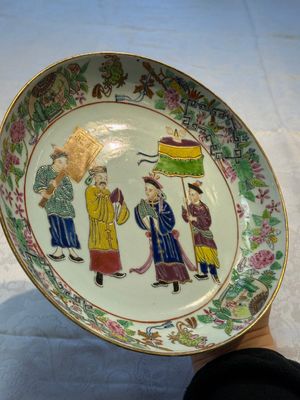 Two Chinese Canton famille rose plates with figural design, 19th C. — 照片 2