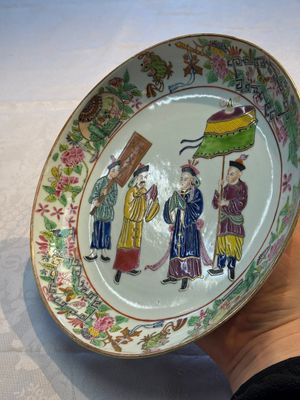 Two Chinese Canton famille rose plates with figural design, 19th C. — 照片 3