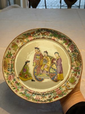 Two Chinese Canton famille rose plates with figural design, 19th C. — 照片 6