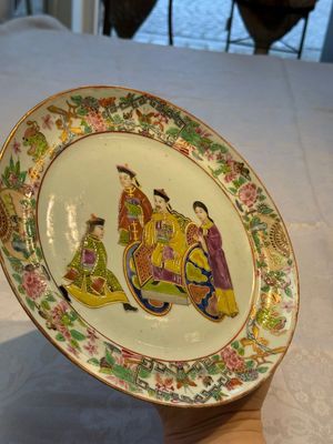 Two Chinese Canton famille rose plates with figural design, 19th C. — 照片 7