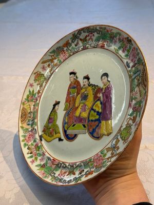 Two Chinese Canton famille rose plates with figural design, 19th C. — 照片 8