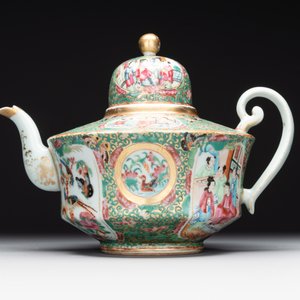 Two Chinese Canton famille rose teapots, a small covered tureen with stand, two cups and two saucers, 19th C. — photo 13