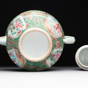 Two Chinese Canton famille rose teapots, a small covered tureen with stand, two cups and two saucers, 19th C. — photo 15