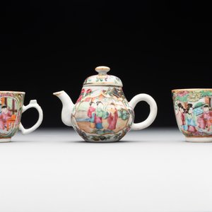 Two Chinese Canton famille rose teapots, a small covered tureen with stand, two cups and two saucers, 19th C. — photo 4