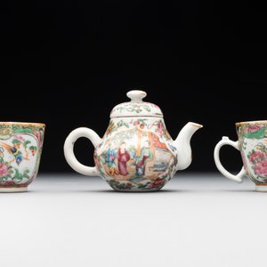 Two Chinese Canton famille rose teapots, a small covered tureen with stand, two cups and two saucers, 19th C. — photo 5