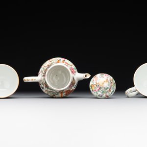 Two Chinese Canton famille rose teapots, a small covered tureen with stand, two cups and two saucers, 19th C. — photo 6