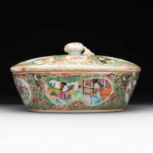 Two Chinese Canton famille rose teapots, a small covered tureen with stand, two cups and two saucers, 19th C. — photo 8