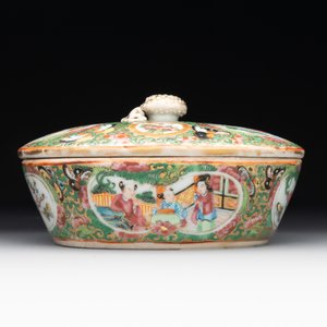 Two Chinese Canton famille rose teapots, a small covered tureen with stand, two cups and two saucers, 19th C. — photo 9
