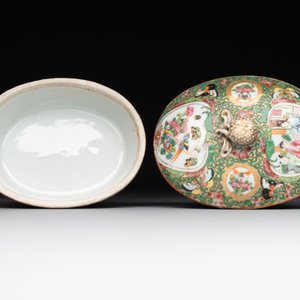 Two Chinese Canton famille rose teapots, a small covered tureen with stand, two cups and two saucers, 19th C. — photo 10