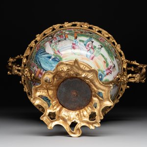 Two Chinese Canton famille rose vases mounted as lamps, a pair of vases and a bronze-mounted bowl, 19th C. — photo 21