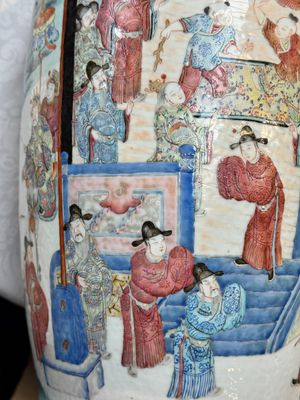 Two Chinese Canton famille rose vases with narrative design, 19th C. — photo 11
